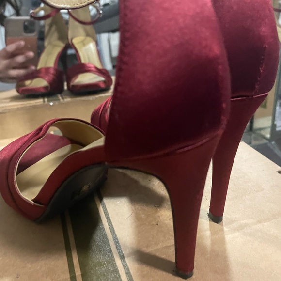Wine coloured satin heels by Chinese Laundry size 5.5 NWOT - Picture 4 of 6